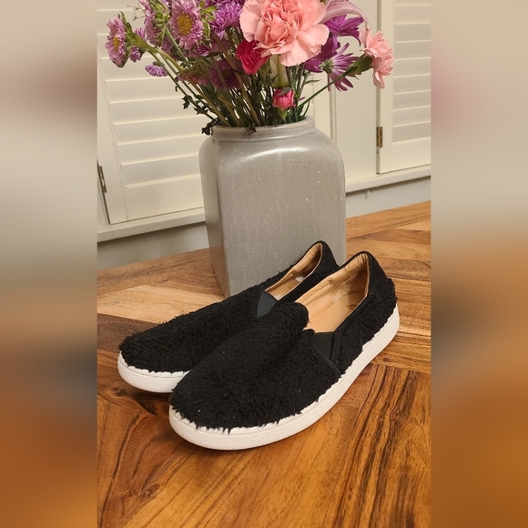 UGG Ricci Slip On Shoe size 7 in black sherpa EUC - Picture 2 of 6